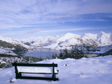 Bench at Bealach Ratagain Viewpoint Looking Towrds the Head of Loch Duich in Glen Sheil Photographie par Pearl Bucknall