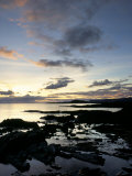 Rocky Coastline at Dusk, Looking Along the Coast to Easdale Island, Seil Island, Scotland Photographie par Pearl Bucknall