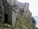 St. Govan's Celtic Chapel Dating from the 11th Century, St. Govan's Head, Wales Photographie par Pearl Bucknall