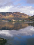 Eilean Donan Castle Reflected in Calm Water of Loch Duich from Totaig, Dornie, Highland Region, UK Photographie par Pearl Bucknall