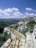 Viewpoint with People Admiring View and the Limestone Sierra Hidalga in Distance Photographie par Pearl Bucknall