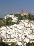 Church and White Village Perched on Mountainside, Casares, Malaga, Costa Del Sol, Andalucia, Spain Photographie par Pearl Bucknall