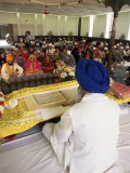 Sikh Priest and Holy Book at Sikh Wedding, London, England, United Kingdom Fotografisk tryk af Charles Bowman Sikh Priest and Holy Book at Sikh Wedding, London, England, United Kingdom Fotografisk tryk af Charles Bowman