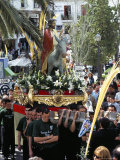 Jesus Statue in Palm Sunday Procession, Carried on Young Men's Shoulders, Malaga Photographie par Pearl Bucknall