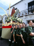 Jesus Statue in Palm Sunday Procession, Carried on Young Men's Shoulders, Malaga Photographie par Pearl Bucknall