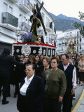 Crowd in the Good Friday Procession, Followed by the Virgin Mary in Mourning, Malaga Photographie par Pearl Bucknall