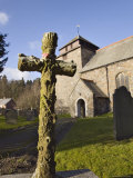 Carved Stone Cross Headstone in Front of the 14th Century St. Idloes Parish Church Photographie par Pearl Bucknall