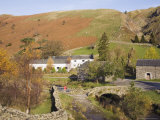 Old Stone Packhorse Bridge Over Watendlath Beck with Dry Stone Wall and Farm Buildings Photographie par Pearl Bucknall