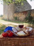 Picnic Lunch of Bread, Cheese, Tomatoes and Red Wine on a Hamper in the Dordogne, France Fotografisk trykk av Michael Busselle Picnic Lunch of Bread, Cheese, Tomatoes and Red Wine on a Hamper in the Dordogne, France Fotografisk trykk av Michael Busselle
