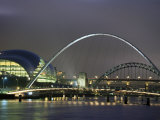 The Sage and the Tyne and Millennium Bridges at Night, Tyne and Wear, UK Fotografisk trykk av Jean Brooks The Sage and the Tyne and Millennium Bridges at Night, Tyne and Wear, UK Fotografisk trykk av Jean Brooks