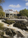 Sneem River Below Road Bridge in Village on Ring of Kerry Tourist Route, Iveragh Peninsula, Munster Photographie par Pearl Bucknall