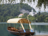 Oars on Traditional Wooden Pletnja Rowing Boat Moored by Jetty Photographie par Pearl Bucknall