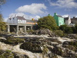 Sneem River Below Road Bridge in Village on Ring of Kerry Tourist Route, Iveragh Peninsula, Munster Photographie par Pearl Bucknall