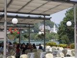 People Dining at Restaurant by Lake in Summer with St. Martin's Roman Catholic Church Beyond, Bled Photographie par Pearl Bucknall