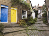 Yellow and Blue Doors on Houses in the Opening, Robin Hood's Bay, England Photographie par Pearl Bucknall