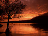 Red Sky at Sunset, Coniston Water, Consiton, Lake District, Cumbria, England, United Kingdom Photographie par Pearl Bucknall