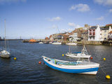 Boats in River Esk Harbour and Quayside Buildings of Old Town Photographie par Pearl Bucknall