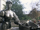 Bronze Statue of Molly Malone, Grafton Street, Dublin, County Dublin, Eire (Ireland) Fotografie-Druck von Bruno Barbier