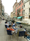 Canalside Cafe, Venice, Veneto, Italy Photographie par Ethel Davies