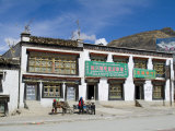 Street View, Shegar, Tibet, China Photographie par Ethel Davies