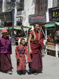 Pedestrians, Barkhor, Lhasa, Tibet, China Photographie par Ethel Davies