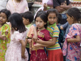 School Girls, Swayambhunath (Monkey Temple), Kathmandu, Nepal Photographie par Ethel Davies