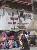Market Stall in Front of Traditional Tibetan Architecture, Barkhor, Lhasa, Tibet, China Photographie par Ethel Davies