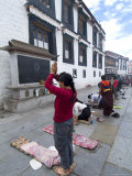 Worshipper, Jokhang Temple, the Most Revered Religious Structure in Tibet, Lhasa, Tibet, China Photographie par Ethel Davies