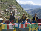 Selling Prayer Flags, Ganden Monastery, Near Lhasa, Tibet, China Photographie par Ethel Davies