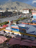 View from Jokhang Square Towards Jokhang Temple, Lhasa, China Photographie par Ethel Davies
