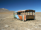 Bus Wreck, Near Chilean Border, Salar De Uyuni, Bolivia, South America 写真プリント - マーク・Chivers
