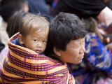 Pilgrims, Buddhist Festival (Tsechu), Trashi Chhoe Dzong, Thimphu, Bhutan Lámina fotográfica por Angelo Cavalli Pilgrims, Buddhist Festival (Tsechu), Trashi Chhoe Dzong, Thimphu, Bhutan Lámina fotográfica por Angelo Cavalli