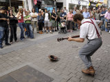 Busker Entertaining the Crowds, Galway, County Galway, Connacht, Republic of Ireland Photographie par Gary Cook