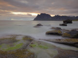 Sunset Over Utakleiv, Vestvagoya, Lofoten Islands, Norway, Scandinavia Lámina fotográfica por Gary Cook Sunset Over Utakleiv, Vestvagoya, Lofoten Islands, Norway, Scandinavia Lámina fotográfica por Gary Cook