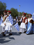 Children in National Dress Carrying Flags, Independence Day Celebrations, Greece Photographie par Tony Gervis