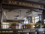 The Bar at the Havana Club Rum Factory, Havana, Cuba, West Indies, Central America Fototryk i høj kvalitet af Ellen Rooney