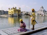 Sikhs in Front of the Sikhs' Golden Temple, Amritsar, Pubjab State, India Lámina fotográfica por Alain Evrard Sikhs in Front of the Sikhs' Golden Temple, Amritsar, Pubjab State, India Lámina fotográfica por Alain Evrard