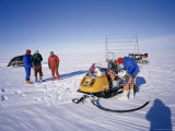 Oversnow Geophysical Team of the British Antarctic Survey, Antarctica, Polar Regions Impressão fotográfica por Geoff Renner