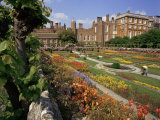 Sunken Gardens, Hampton Court Palace, Greater London, England, United Kingdom Photographie par Walter Rawlings