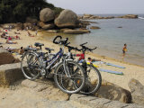 Bicycles, Tregastel, Cote De Granit Rose, Cotes d'Armor, Brittany, France Lámina fotográfica por David Hughes