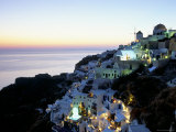 View Over the Town of Oia at Twilight with Aegean Sea in the Background, Cyclades Islands, Greece Photographie par Lee Frost