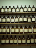 Shelves of Old Essence Bottles, Parfumerie Fragonard, Grasse, Alpes Maritimes, Provence, France Photographie par Christopher Rennie