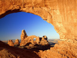 Turret Arch Through North Window at Sunrise, Arches National Park, Moab, Utah, USA Fotografisk tryk af Lee Frost