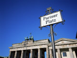 Street Sign and Brandenburg Gate, Berlin, Germany Photographie par Hans Peter Merten