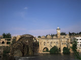 Waterwheels (Norias) on the River Orontes, and Mosque Al Nuri, Dating from 1172, Hama, Syria Photographie par Christopher Rennie