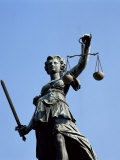 Justizia (Justice-Well), Frankfurt, Germany Photographie par Hans Peter Merten