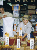Shop Selling Dried Fruit and Nuts, Tsukiju, Tokyo, Japan Photographie par Christopher Rennie