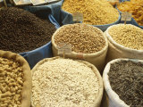 Nuts for Sale at the Egyptian Bazaar, Istanbul, Turkey Photographie par Michael Jenner