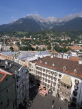 Old Town with Goldenes Dachl, Innsbruck, Austria Lámina fotográfica por Hans Peter Merten Old Town with Goldenes Dachl, Innsbruck, Austria Lámina fotográfica por Hans Peter Merten