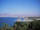 View Over Red Sea Resort Marina and Beach Hotels Towards Israeli Town of Eilat, Aqaba, Jordan Photographie par Christopher Rennie